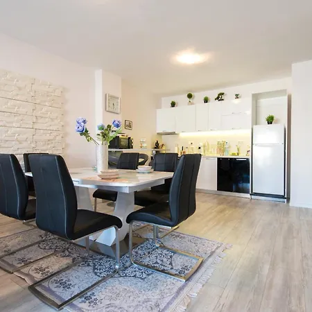 La Luxury Golden Sands